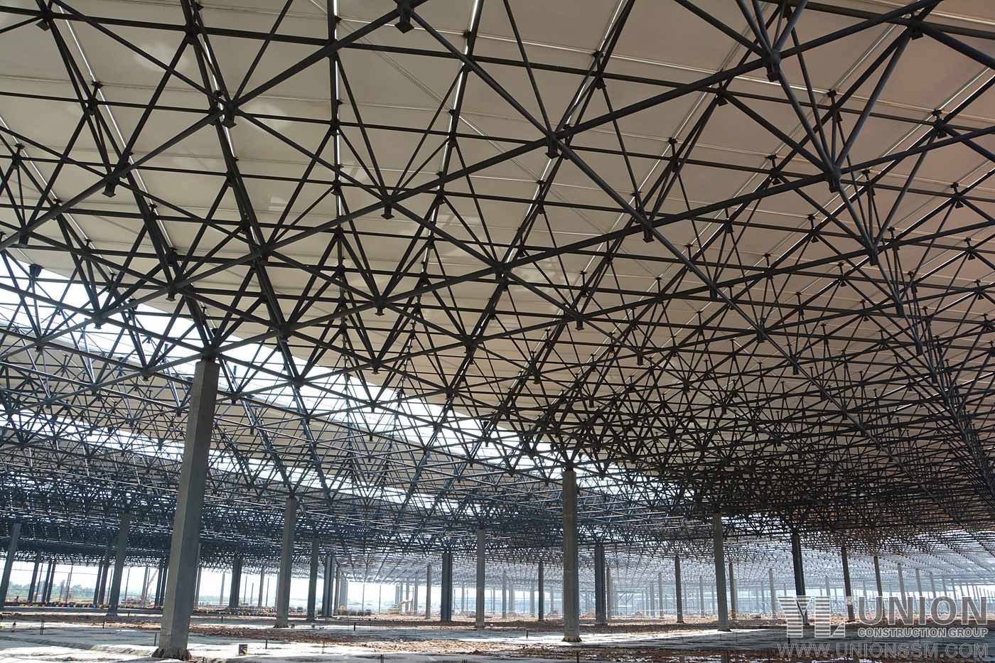 Fabrication And Supply box steel columns and Long-span Roof Trusses / Grid Roof Structures for FAW-Volkswagen Foshan Brance